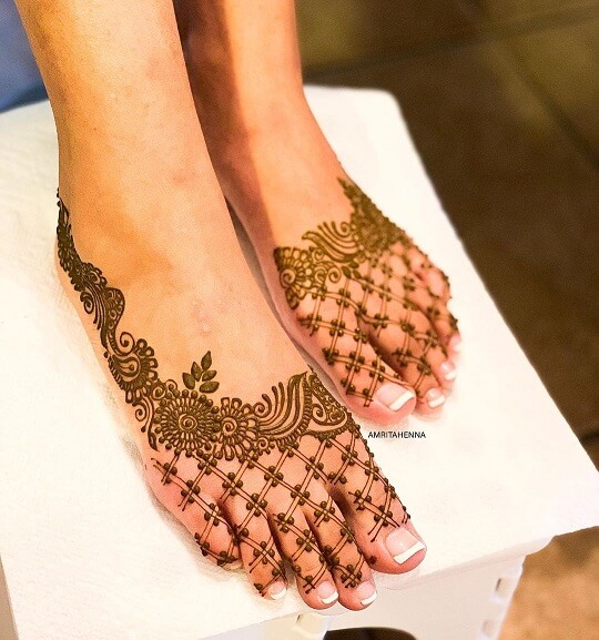 Beautiful Arabic Mehendi Design for Feet