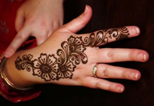 simple Mehndi Design on back hand