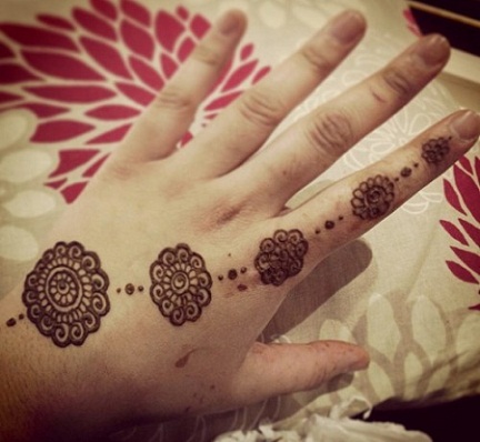 simple arabic mehndi design