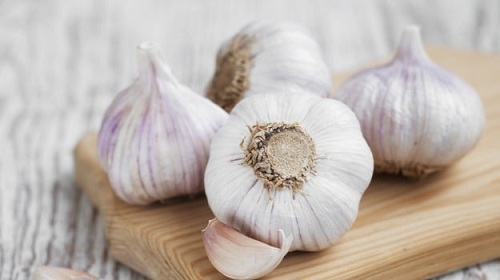 treat Athlete's Foot using garlic