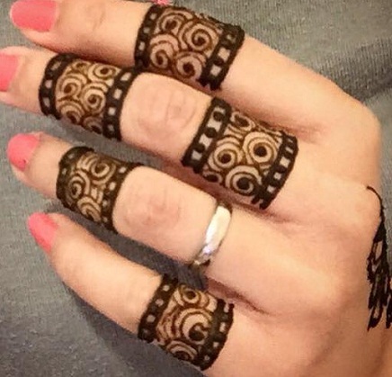 finger-design-in-black-mehndi11