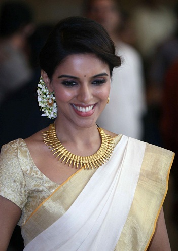 A Kerala Style Golden Saree Blouse