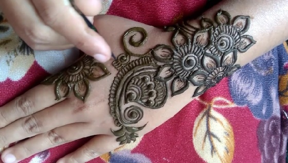 Mehndi Round Design with Buds