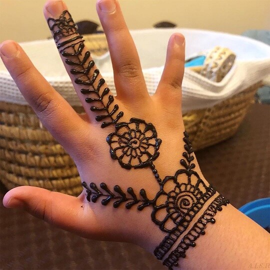 Beautiful Mehndi Designs for Kids