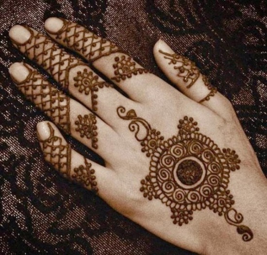 Mesh Pakistani Mehandi Designs