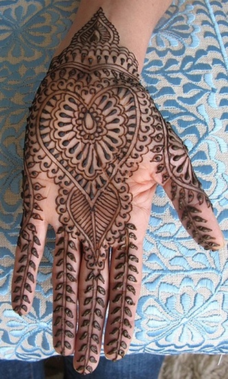 Heart Shape Pakistani Mehandi Designs for Girls Party