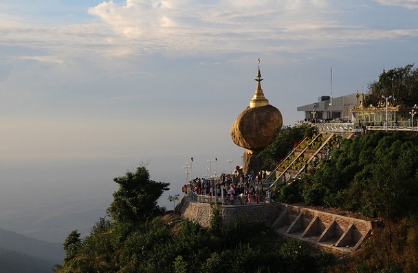 golden-rock_myanmar-tourist-places