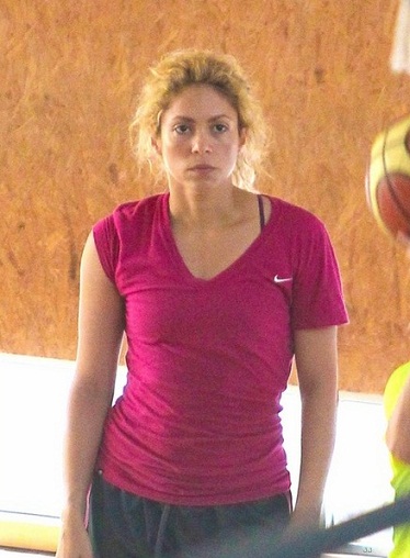 Shakira without makeup3