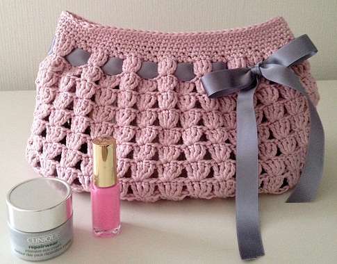 pretty-crochet-makeup-bag