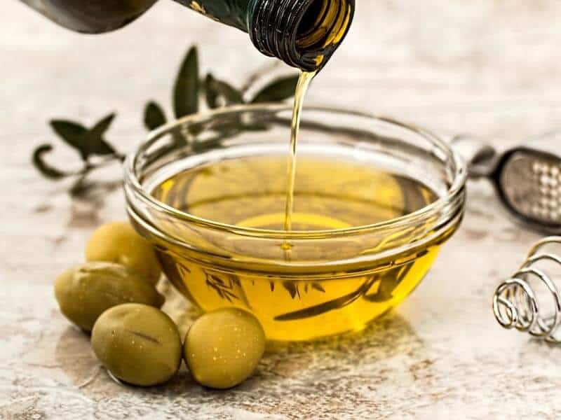 OLIVE OIL FOR GLOWING SKIN