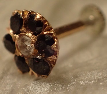 black-flower-indian-gold-nose-pin-design6