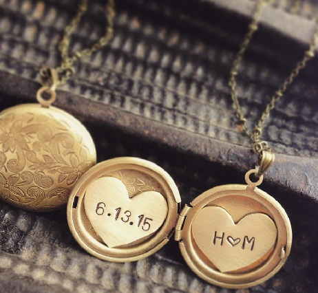 couple-golden-lockets