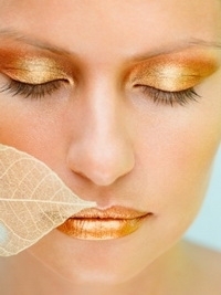 Oily Eyelids: Makeup Tips and Tricks