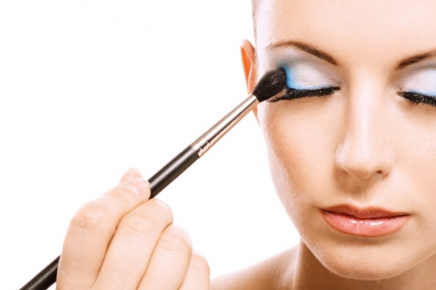 Oily Eyelids: Makeup Tips and Tricks