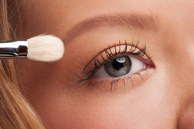 Oily Eyelids: Makeup Tips and Tricks