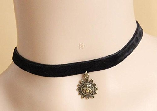 Gothic style velvet choker