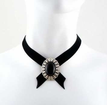 Crisscross velvet choker