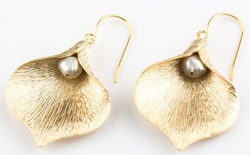 calla-lily-with-pearl-earrings2