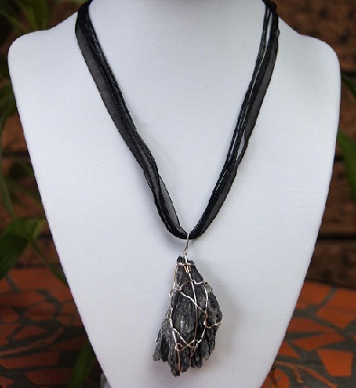 black-kyanite-necklace